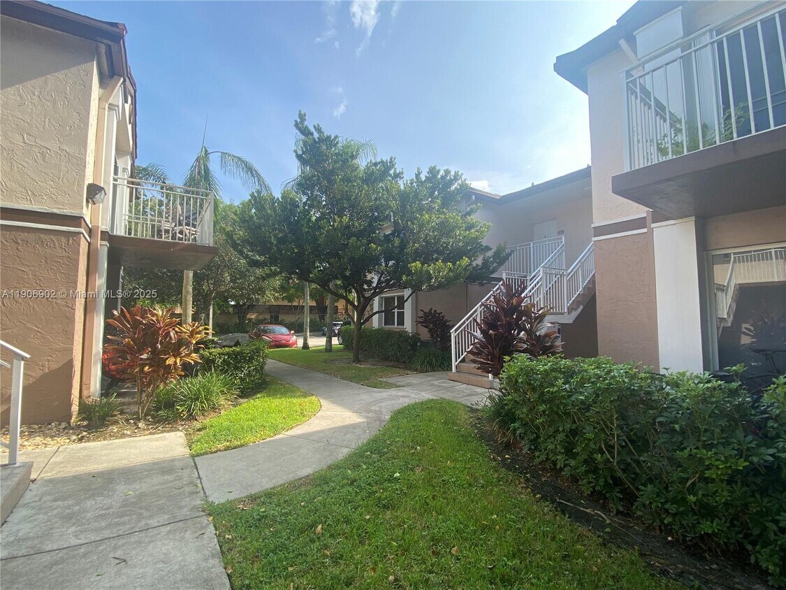 Foto principal - 11232 SW 12th St