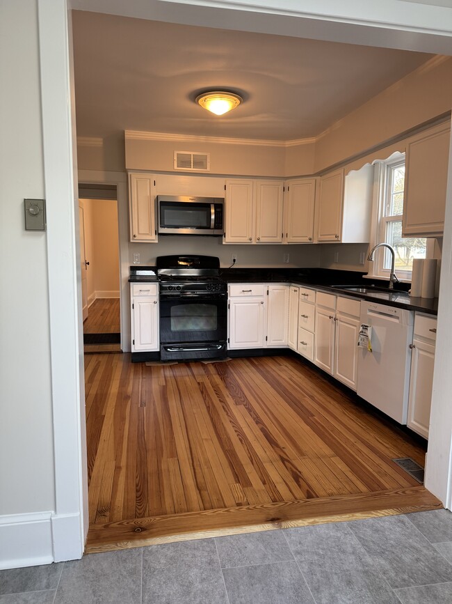 Kitchen - 504 Lee Pl