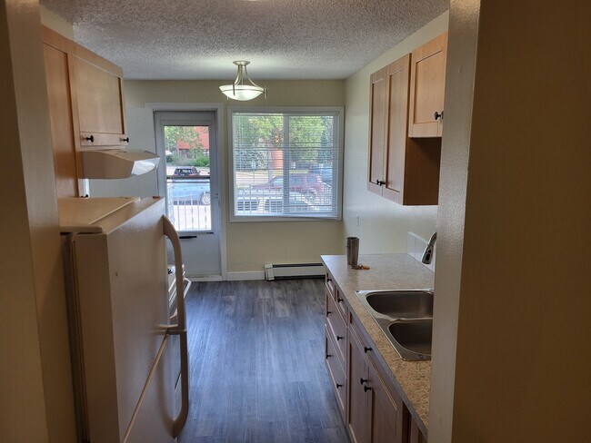 Dining/patio - 559 9 Av SW