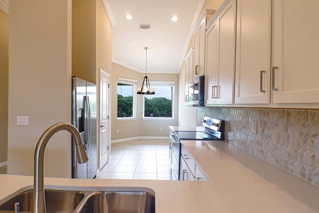 Foto del edificio - Wow! New condo 2 bed 2 bath overviewing a ...