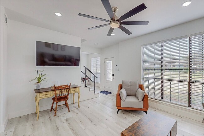 Foto del edificio - 829 Lake Bluff Dr
