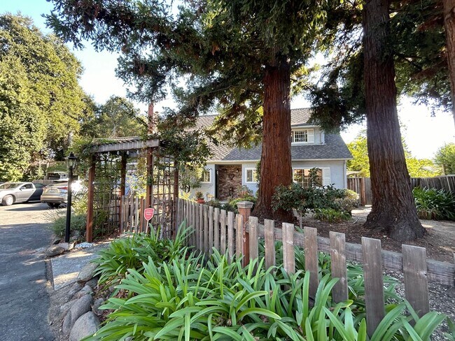 Building Photo - Charming 2-Bedroom unit in Los Altos: A Mo...