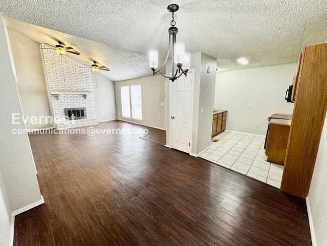 Building Photo - 3 Bed, 2 Bath Home with Garage / Pet-Friendly / Available Now!