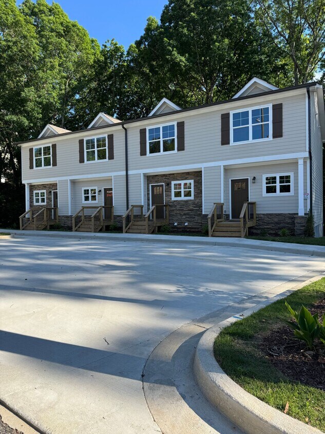 Primary Photo - Luxury Lakeview Living Just Minutes from D...