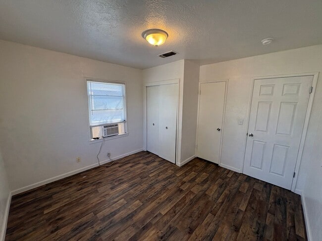 Building Photo - Cozy Home On Spacious Corner Lot Available Now in Dinuba CA!