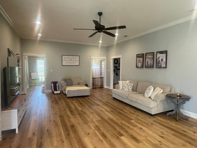 Building Photo - Beautiful 4 bedroom 3 bath home in Knights...