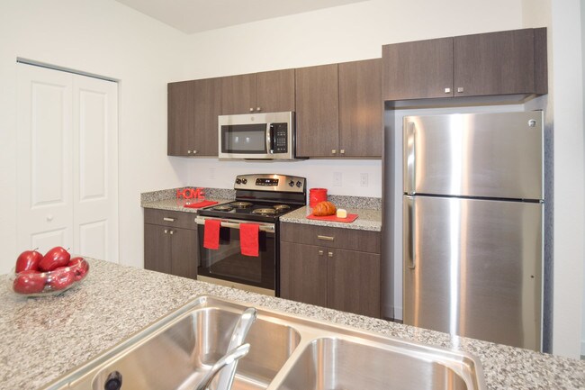 Foto del edificio - Torino Lakes Rental Townhomes