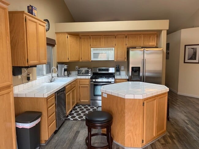 Building Photo - Available 8/1 - single level home in Lincoln