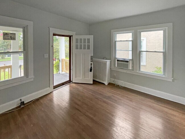 Foto del edificio - Quaint 2-Bedroom Cottage Bungalow in Edgew...