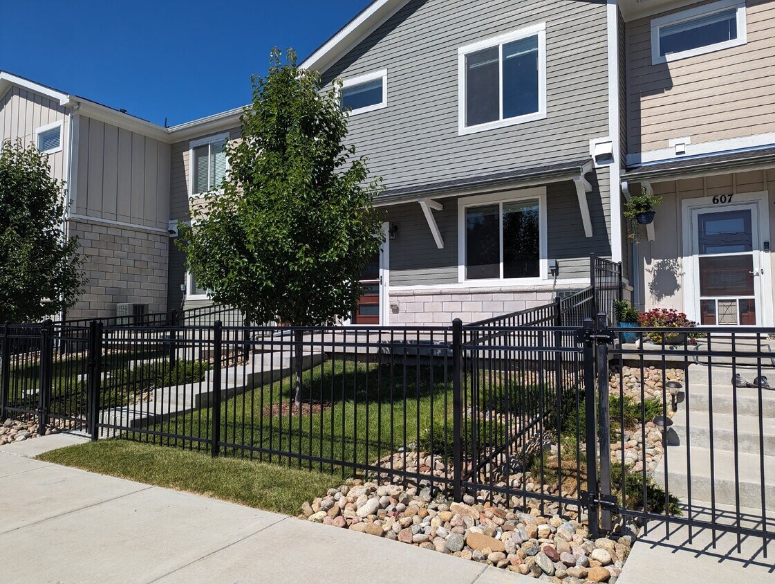 Primary Photo - SW Longmont Townhome!