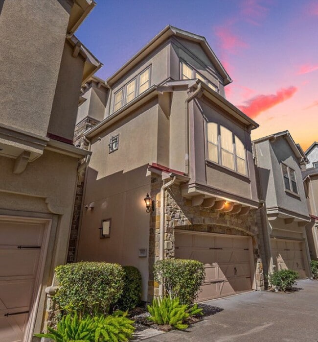 Building Photo - 931 W 23rd St