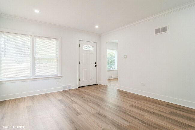 Building Photo - 5809 N Rogers Ave