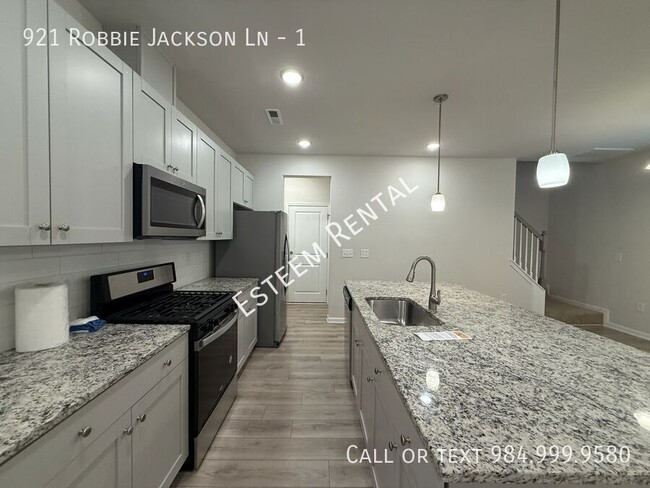 Foto del edificio - 921 Robbie Jackson Ln