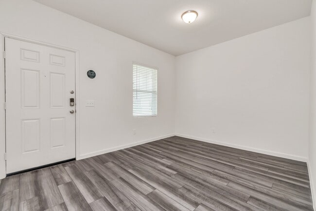 Foto del edificio - 7810 Hightree Dr