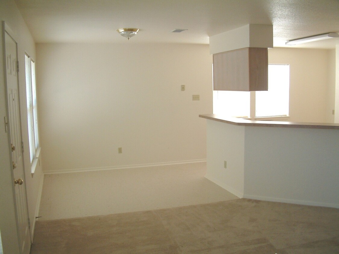 Building Photo - Very nice 3 bedroom 2 bath 2 car garage in...