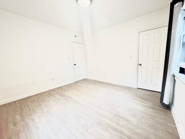 Dormitorio - 1110 N Sweetzer Ave