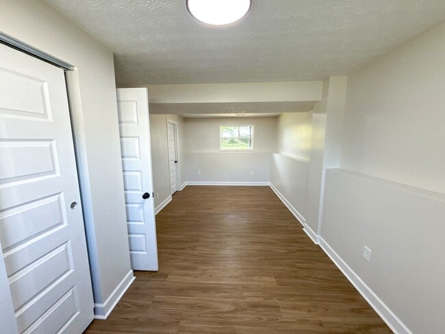 Building Photo - Spacious 5BR Bi-Level Home w/ Deck & Fence...