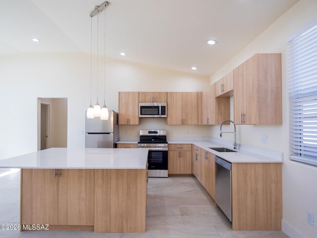 Building Photo - 1616 E Hedrick Dr