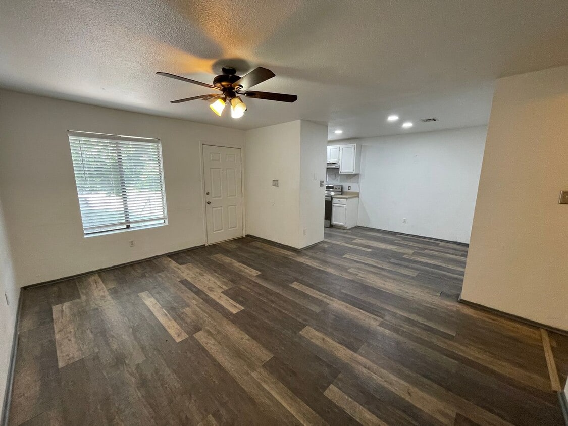 Primary Photo - Centrally Located Townhouse!