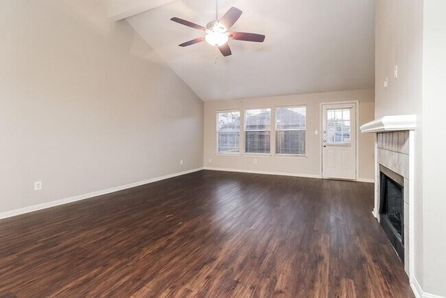 Foto del edificio - 5411 Roserock Ln