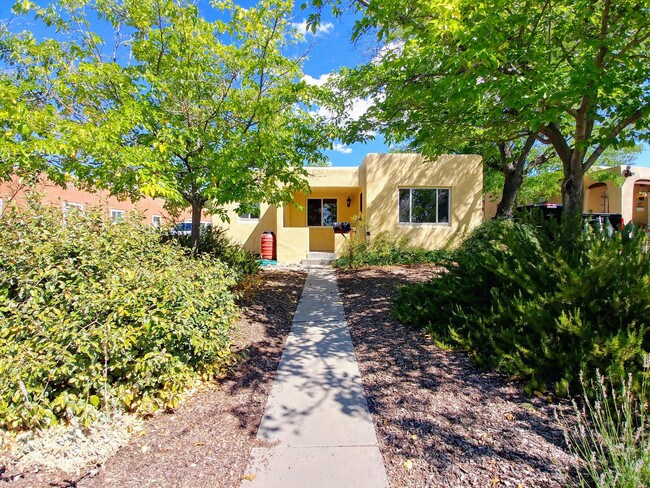 Building Photo - 418 Dartmouth Dr SE