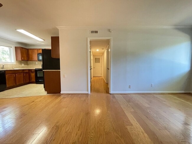 Foto del edificio - Sweet Spot in Carrboro! Inviting, updated 3br 2ba condo...Walk to Weaver St. & minutes to UNC