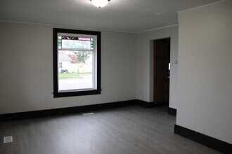 Building Photo - 620 Lake Ave W