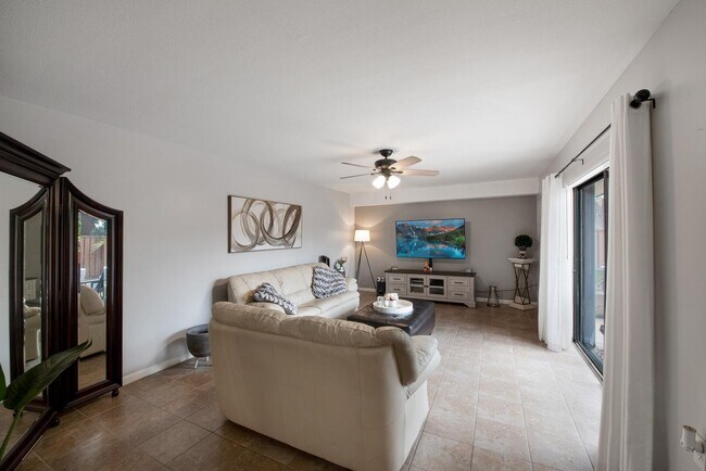 Foto del edificio - 429 Live Oak Ln