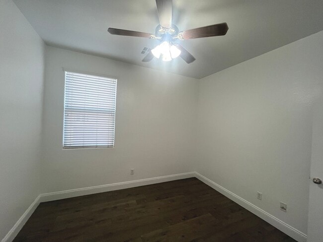 Foto del edificio - Stylish single-story living with 3 bedrooms, 2 baths, plus a versatile den — 1,489 sq ft of comfo...