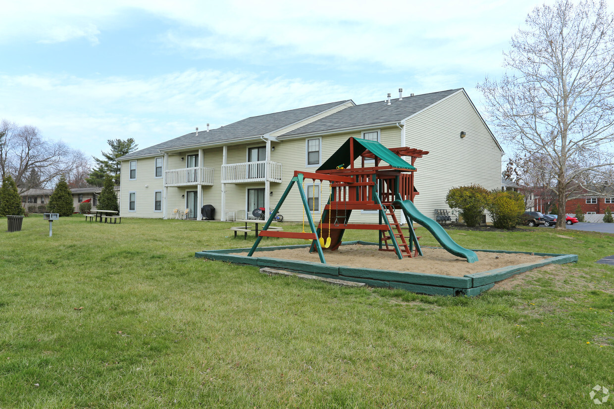 Primary Photo - Plaza Square Apartments