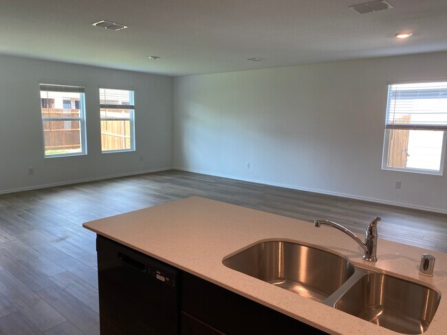 Building Photo - 326 Moray Dr