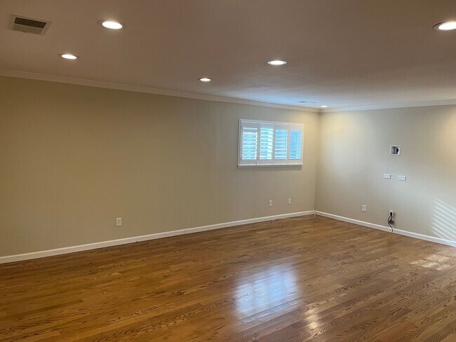 Building Photo - Beautiful Single Level 5 Bedroom 2 Bathroo...