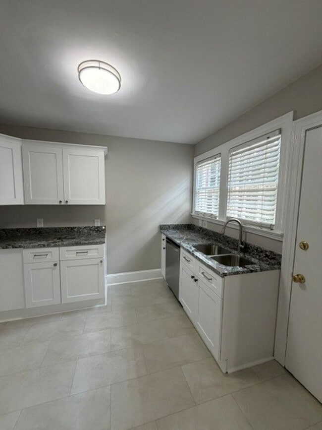Building Photo - 2 bedroom 1.5 bathroom -1 month free