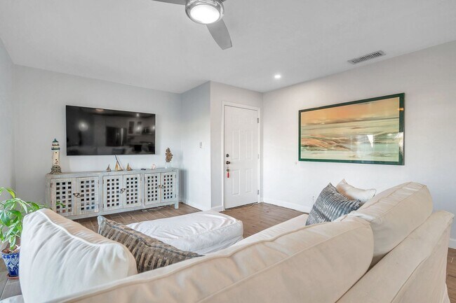 Building Photo - 4728 Beach Dr SE