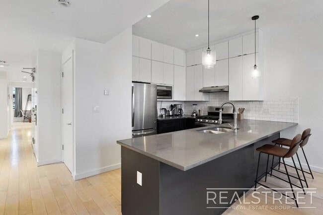 Foto del edificio - Spacious 5BR / 3BA with Private Roof Access in Bushwick