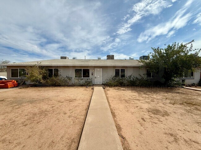 Building Photo - 745 E Weldon Ave
