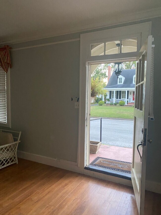 Building Photo - Cute Cozy Cottage