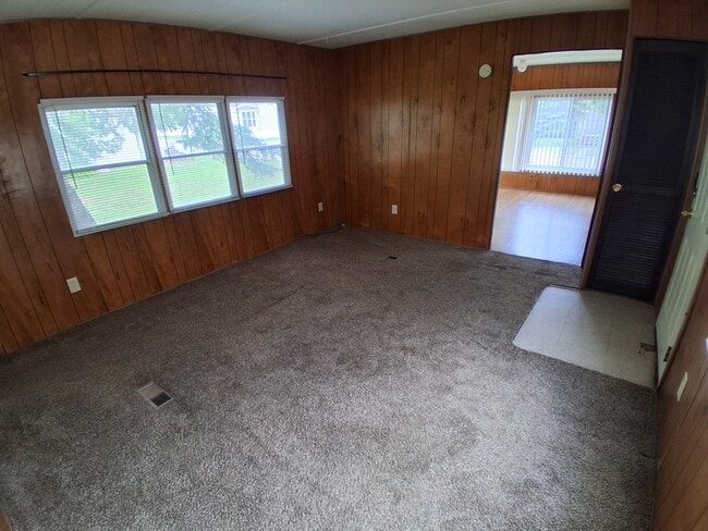 41 Living Room - Lake Shore Estates
