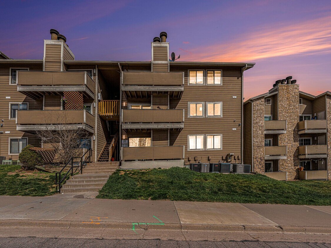 Primary Photo - Remodeled 2 Bedroom 1 Bathroom Condo in De...