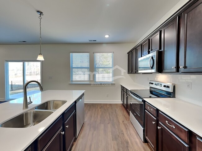 Building Photo - 5500A Farm Pond Ln