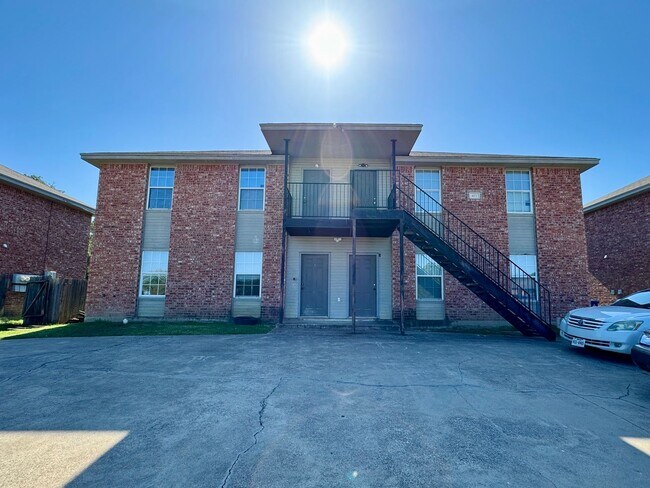 Building Photo - 403 Creek St