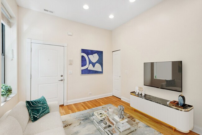Foto del edificio - 2329 N Oakley Ave