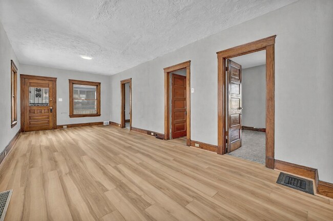 Building Photo - 1261 E 123rd St