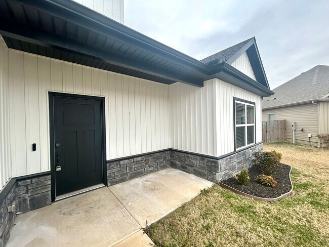 Building Photo - Centerton Home Available NOW! 4 bed, 2 full bath no carpet home. LARGE fenced backyard