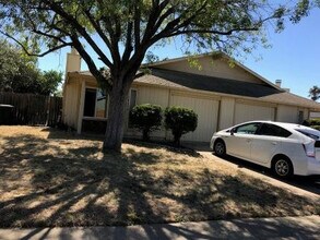 Building Photo - 10436-10438 Autumn Breeze Way