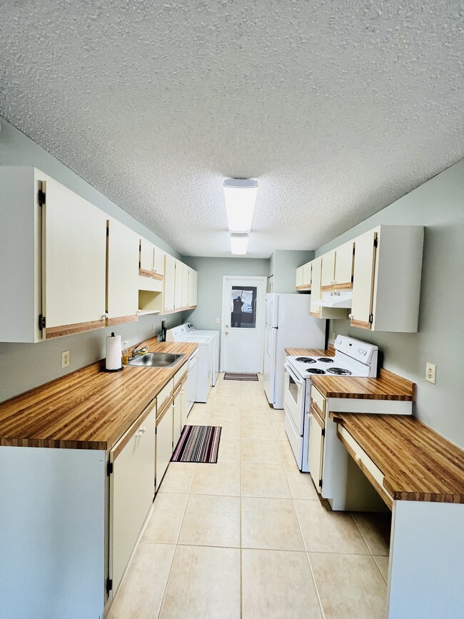 Building Photo - 726 W Rosewood Ln