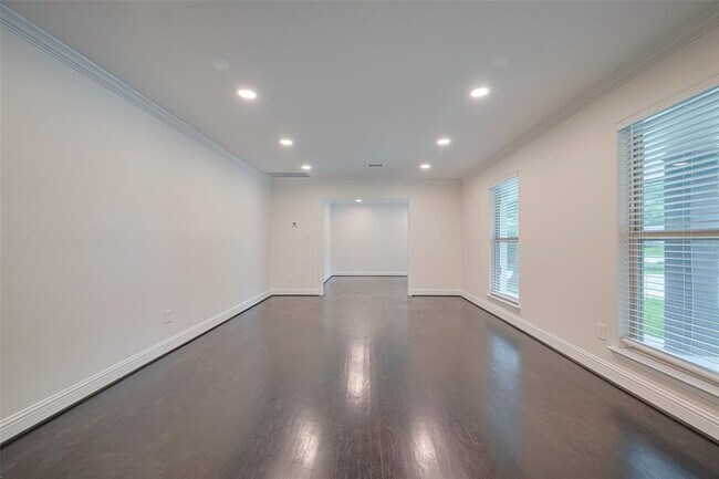 Foto del edificio - 2402 Chimney Rock Rd