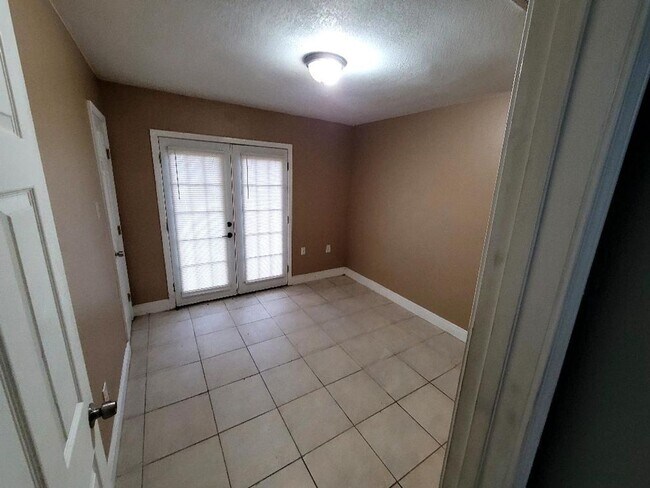 Foto del edificio - 13231-13233 Curran Rd