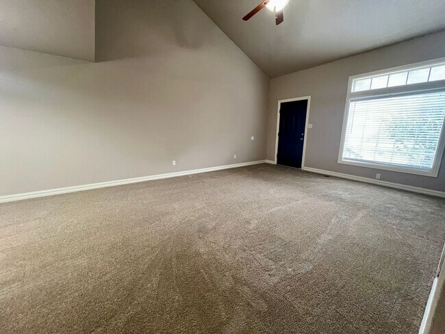 Foto del edificio - Beautiful 4 Bedroom/2.5 Bathroom Duplex Available for Rent!  **First Full Month's Rent FREE**