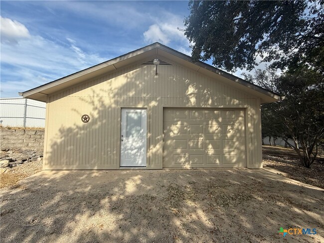 Building Photo - 275 Halm Dr